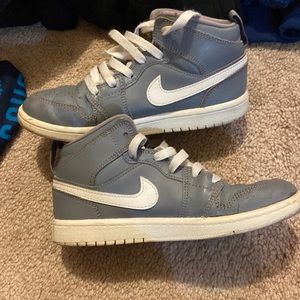 Basketball grey and white Jordan 01